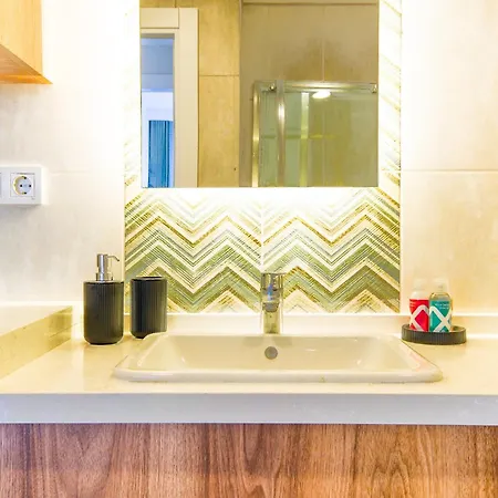 Flat With Backyard 5 Min To Marina Cesme
