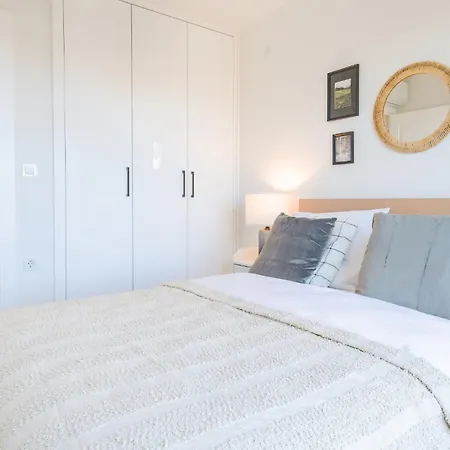 Flat With Backyard 5 Min To Marina Apartment