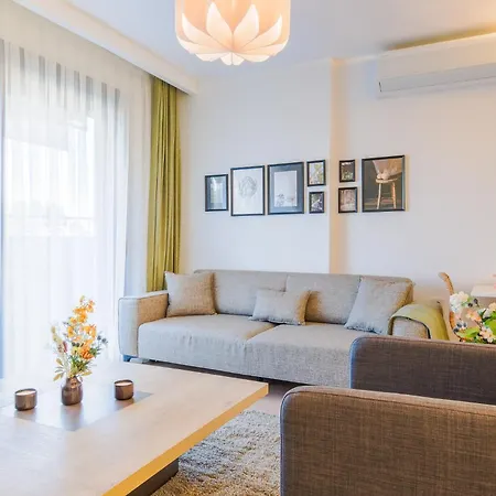 Flat With Backyard 5 Min To Marina Apartment *